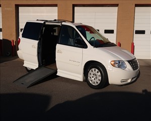 2005 CHRYSLER TOWN & COUNTRY 2C8GP44R15R303682 VANTASTIC MOBILITY SALES, LLC 